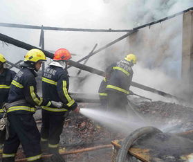 广告用品加工厂突发大火 消防成功扑救